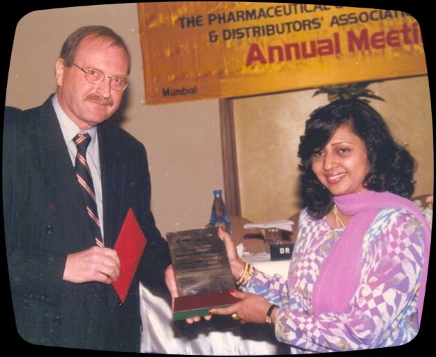 Dr Shruti Bhat receiving young scientist award in Mumbai 1997