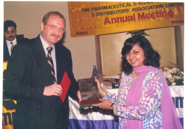 shruti bhat receiving PAMDAL young pharmaceutical scientist award
